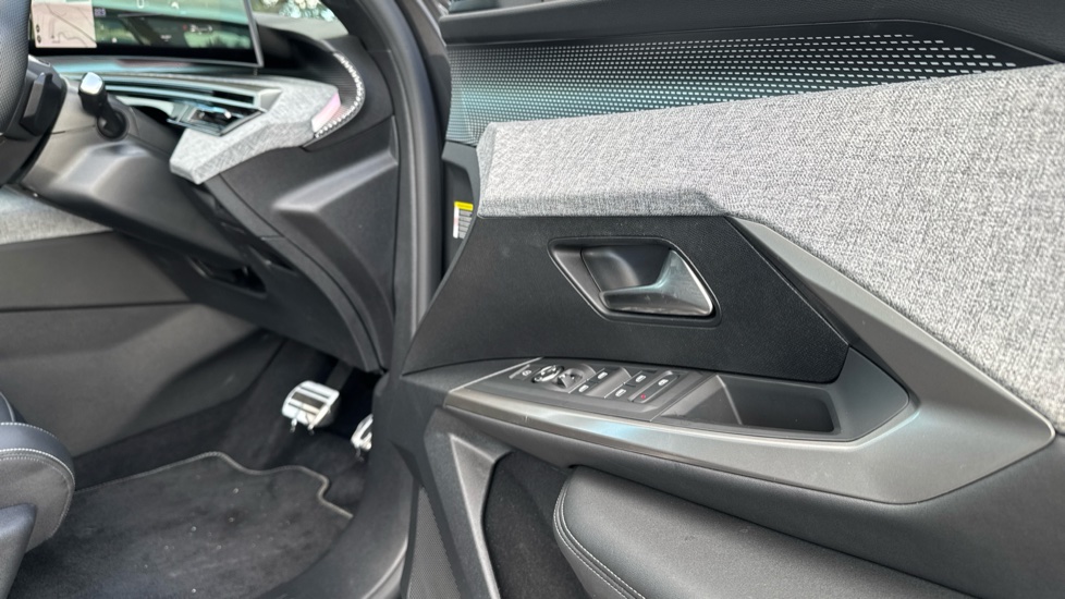 Peugeot 3008 1.2 Hybrid 145 GT 5dr e-DSC6 Petrol Estate - Image 23