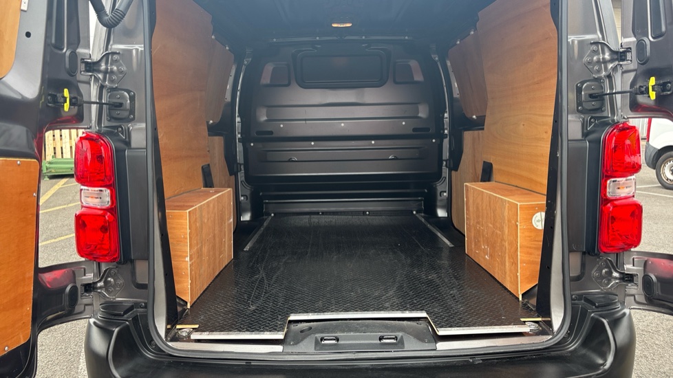 Peugeot Expert L1 Diesel 2.0 BlueHDi 145 Professional Van - Image 12