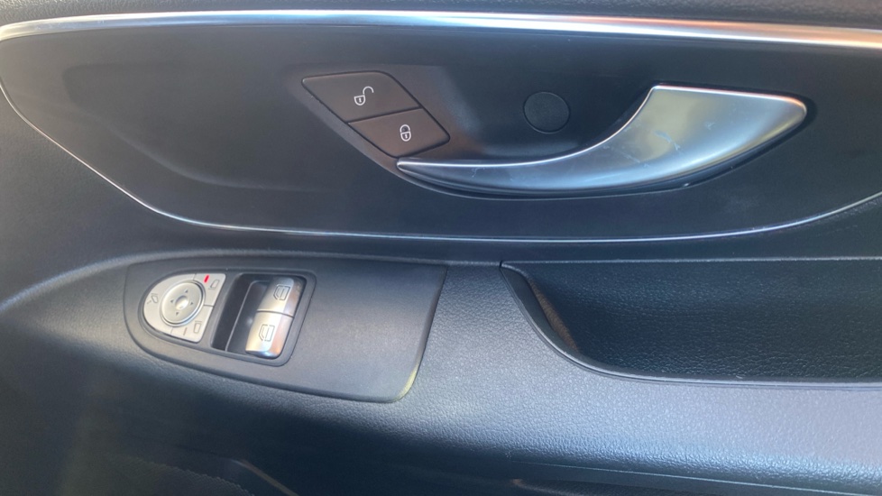Mercedes-Benz Vito L3 Diesel Rwd 119CDI Select Crew Van 9G-Tronic - Image 34