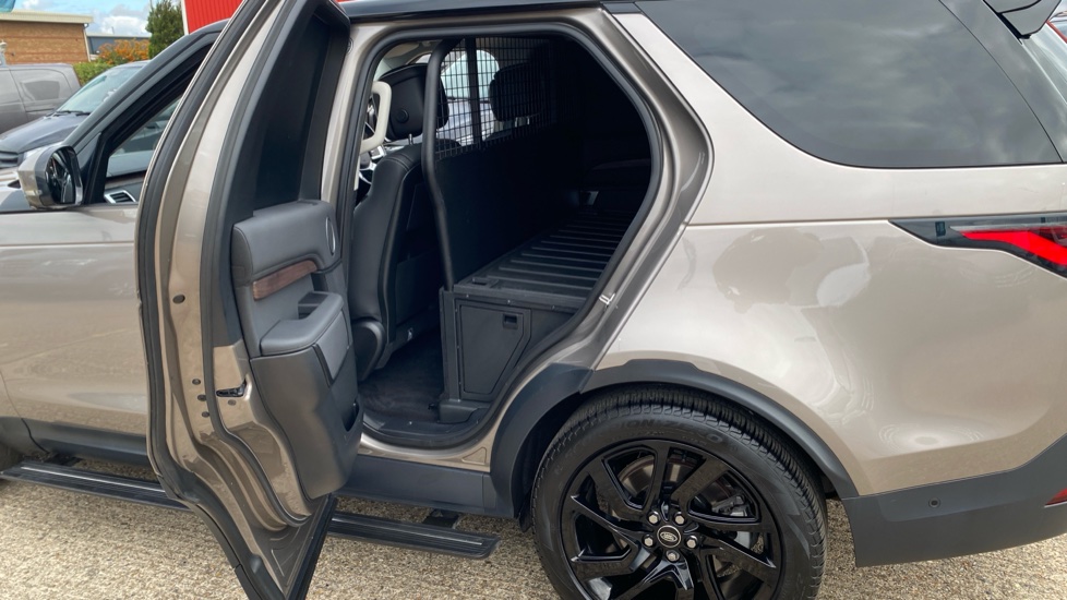 Land Rover Discovery Diesel 3.0 D300 HSE Commercial Auto - Image 6
