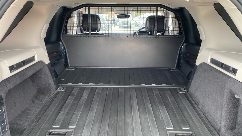 Land Rover Discovery Diesel 3.0 D300 HSE Commercial Auto - Image 22