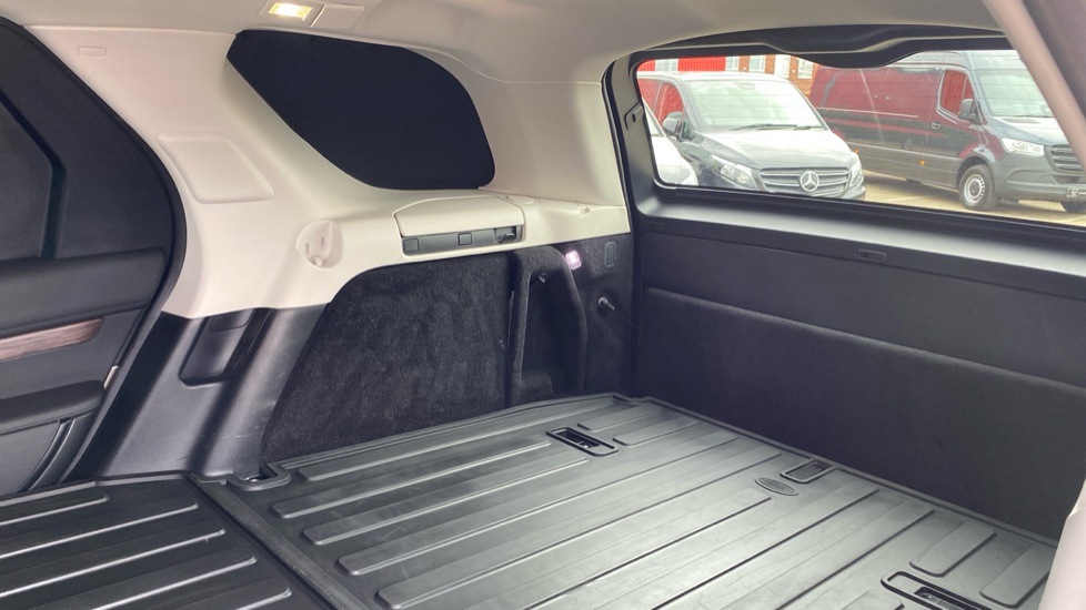 Land Rover Discovery Diesel 3.0 D300 HSE Commercial Auto - Image 24
