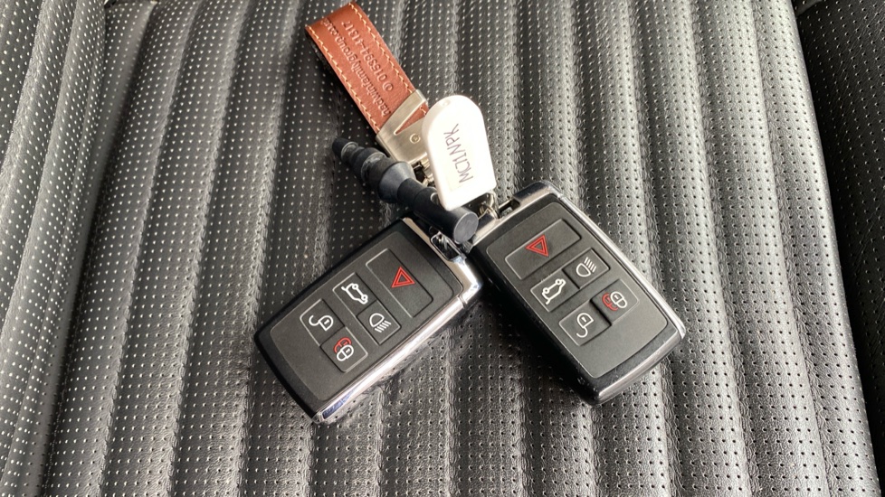 Land Rover Discovery Diesel 3.0 D300 HSE Commercial Auto - Image 45