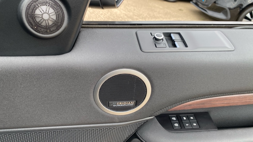 Land Rover Discovery Diesel 3.0 D300 HSE Commercial Auto - Image 41