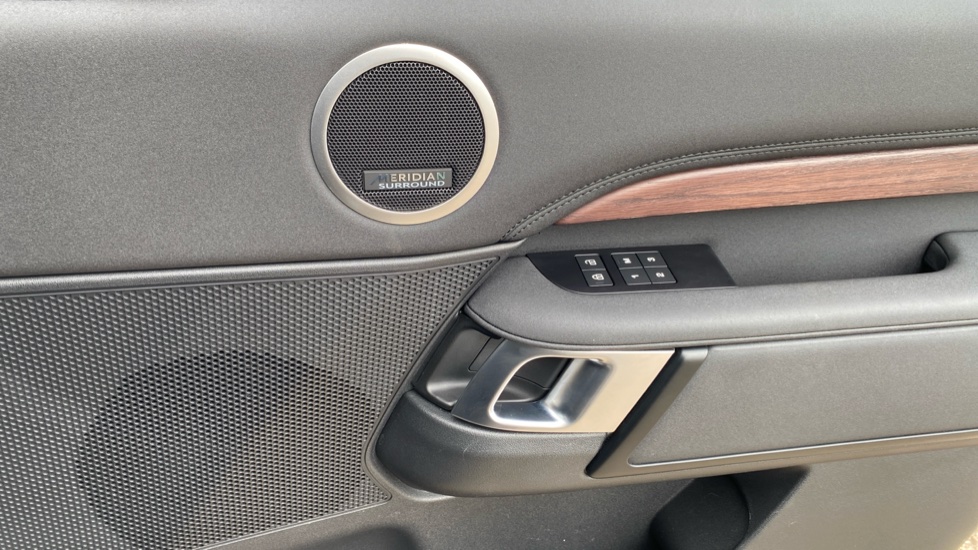 Land Rover Discovery Diesel 3.0 D300 HSE Commercial Auto - Image 42
