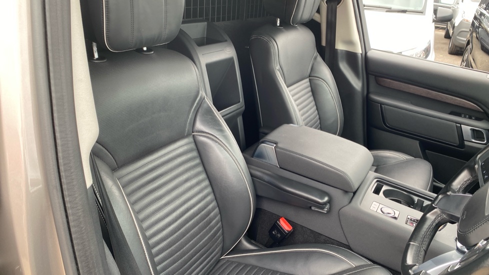 Land Rover Discovery Diesel 3.0 D300 HSE Commercial Auto - Image 3