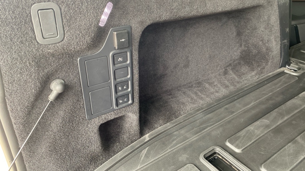 Land Rover Discovery Diesel 3.0 D300 HSE Commercial Auto - Image 27