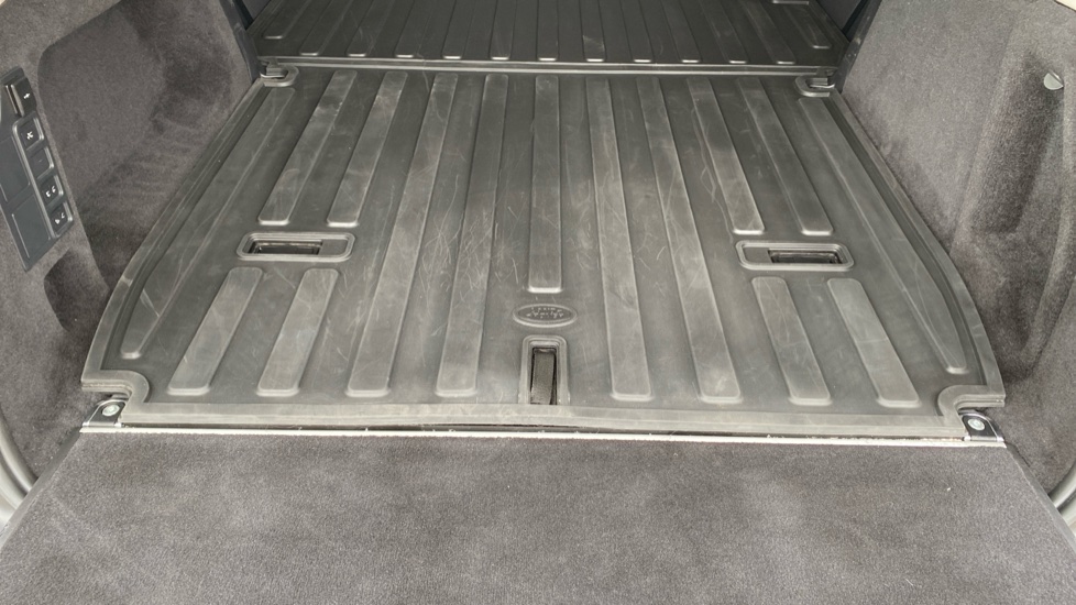 Land Rover Discovery Diesel 3.0 D300 HSE Commercial Auto - Image 25