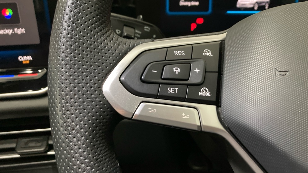 Volkswagen Tiguan 2.0 TDI R-Line 5dr DSG Diesel Estate - Image 17