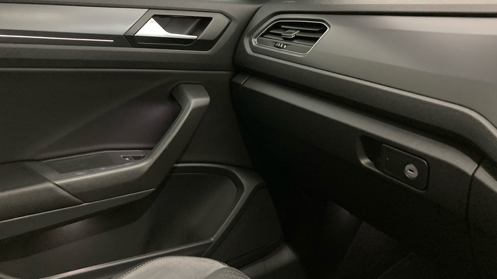 Volkswagen T-Roc 1.5 TSI EVO R-Line 5dr DSG Petrol Hatchback - Image 39