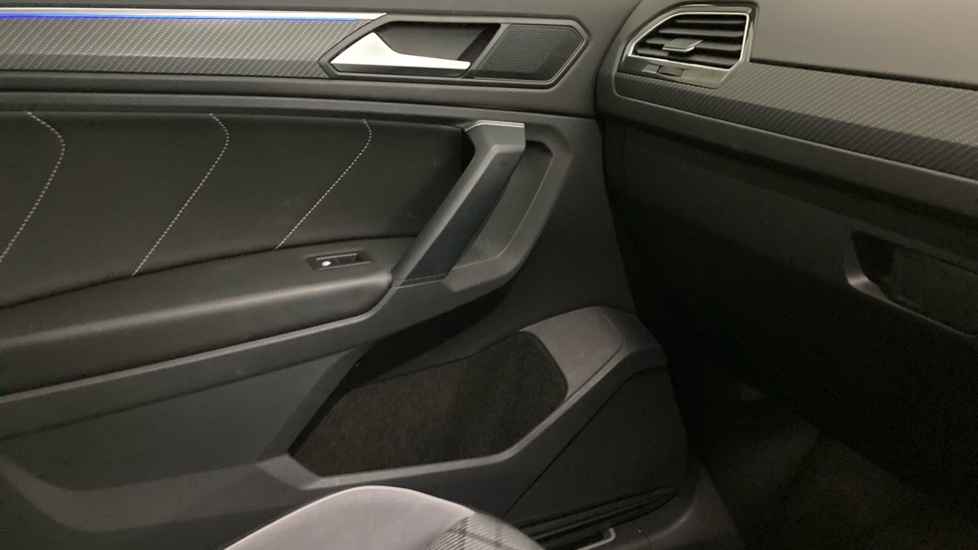 Volkswagen Tiguan 2.0 TDI R-Line 5dr DSG Diesel Estate - Image 41