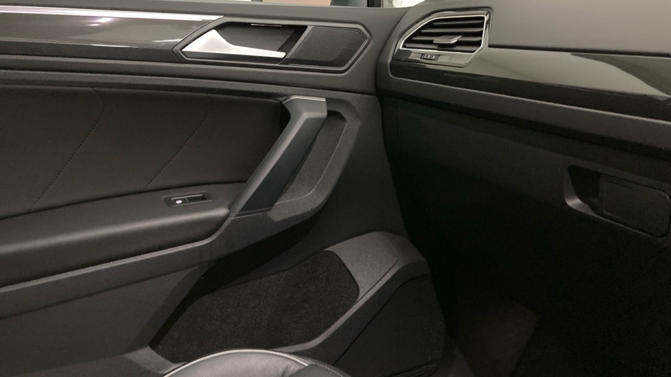 Volkswagen Tiguan 2.0 TDI 4Motion Elegance 5dr DSG Diesel Estate - Image 42