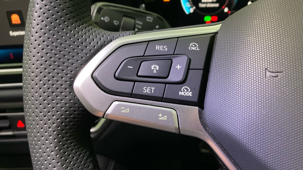 Volkswagen Tiguan 2.0 TDI R-Line 5dr DSG Diesel Estate - Image 17