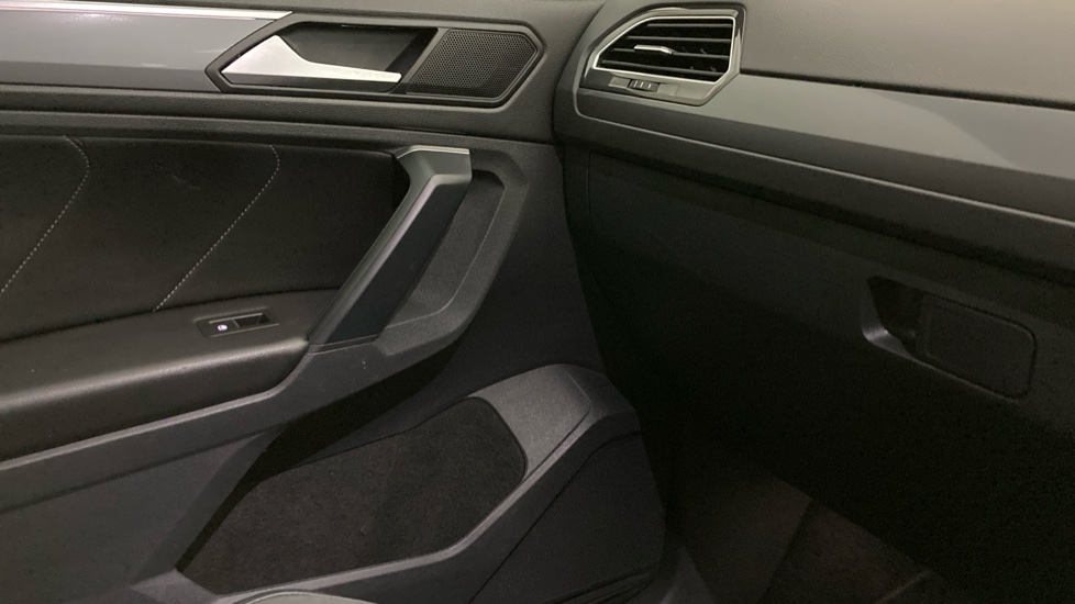 Volkswagen Tiguan 2.0 TDi 150 R-Line 5dr DSG Diesel Estate - Image 42
