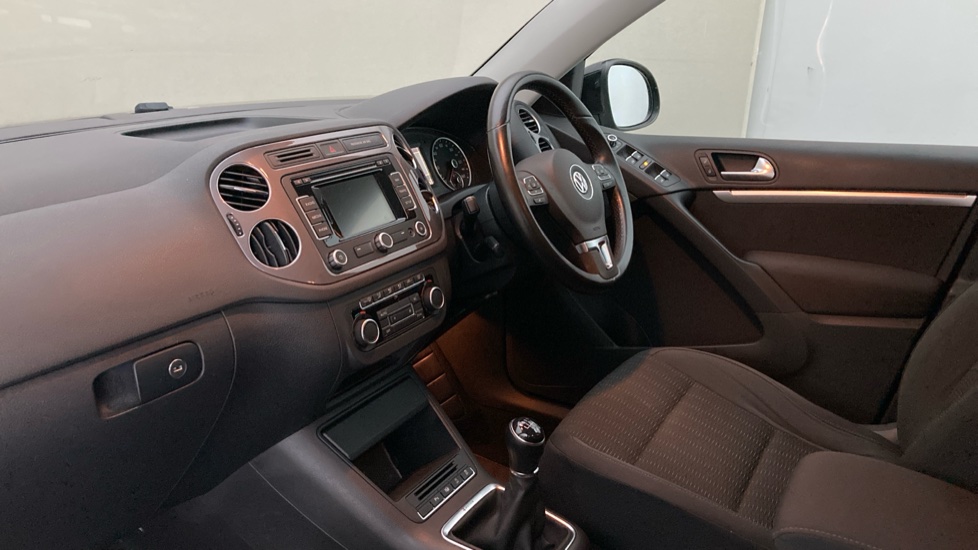 Volkswagen Tiguan 2.0 TDi BlueMotion Tech SE 5dr Diesel Estate - Image 2