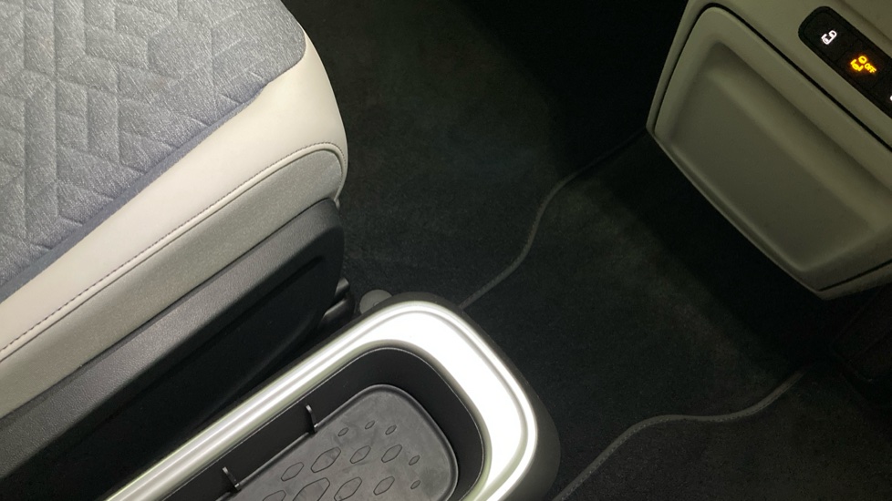 Volkswagen ID. Buzz 150kW Style Pro 77kWh 5dr Auto Electric Estate - Image 14