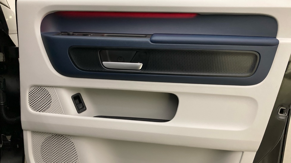 Volkswagen ID. Buzz 150kW Style Pro 77kWh 5dr Auto Electric Estate - Image 19