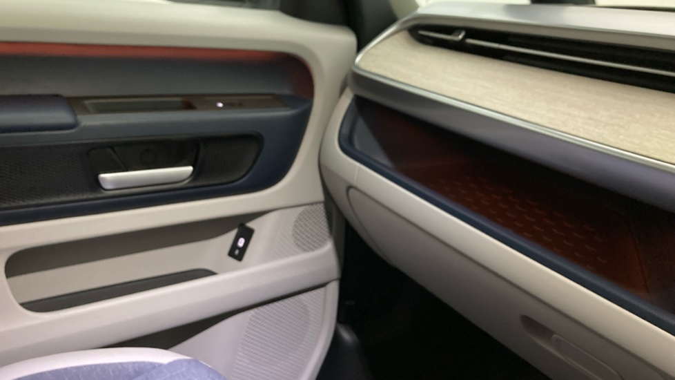 Volkswagen ID. Buzz 150kW Style Pro 77kWh 5dr Auto Electric Estate - Image 31