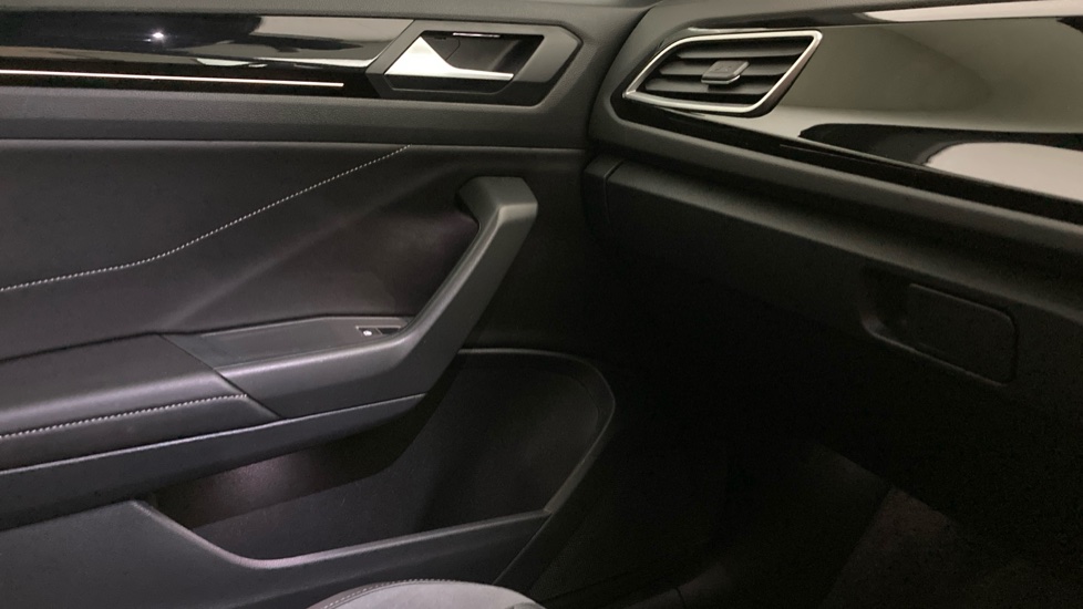 Volkswagen T-Roc 1.5 TSI R-Line 5dr DSG Petrol Hatchback - Image 32