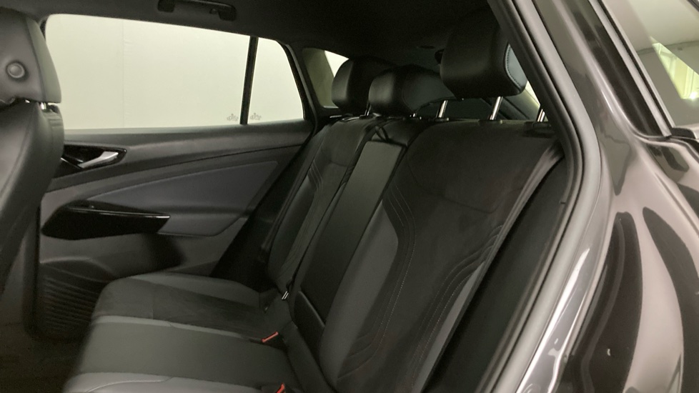Volkswagen ID.4 109kW Life Pure 52kWh 5dr Auto Electric Estate - Image 16
