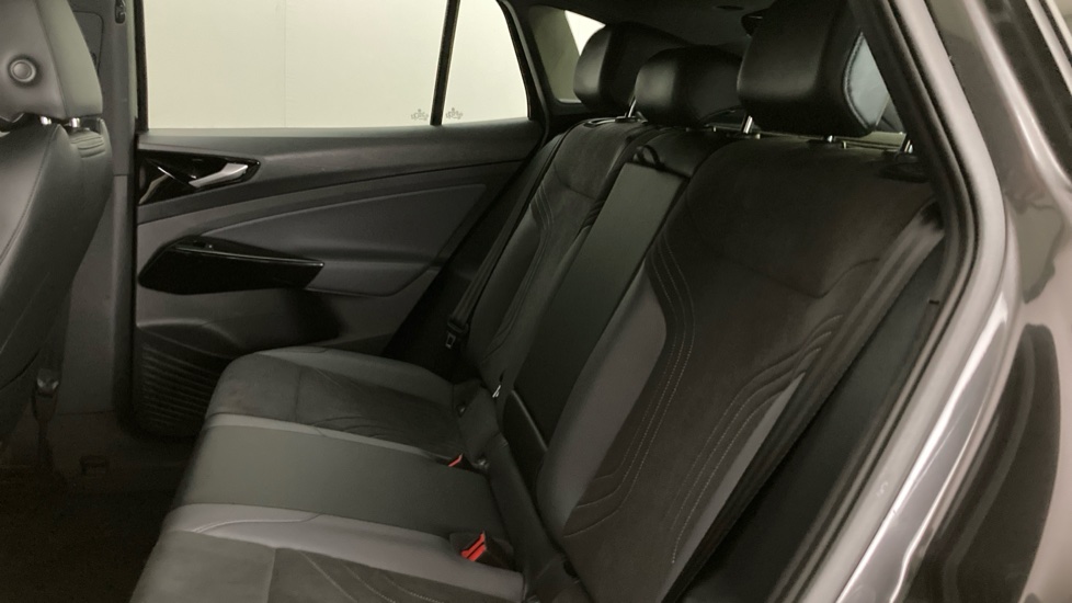 Volkswagen ID.4 109kW Life Pure 52kWh 5dr Auto Electric Estate - Image 16