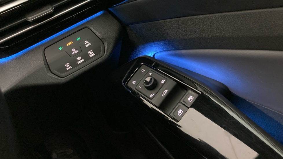 Volkswagen ID.4 109kW Life Pure 52kWh 5dr Auto Electric Estate - Image 29