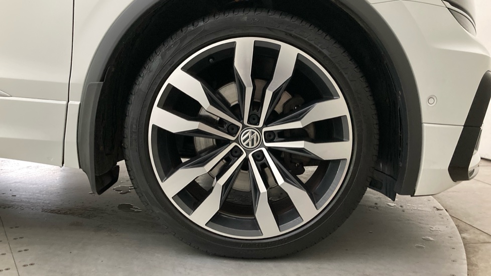 Volkswagen Tiguan 2.0 TDi 150 4Motion R-Line Tech 5dr Diesel Estate - Image 5