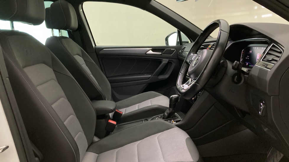 Volkswagen Tiguan 2.0 TDi 150 4Motion R-Line Tech 5dr Diesel Estate - Image 15