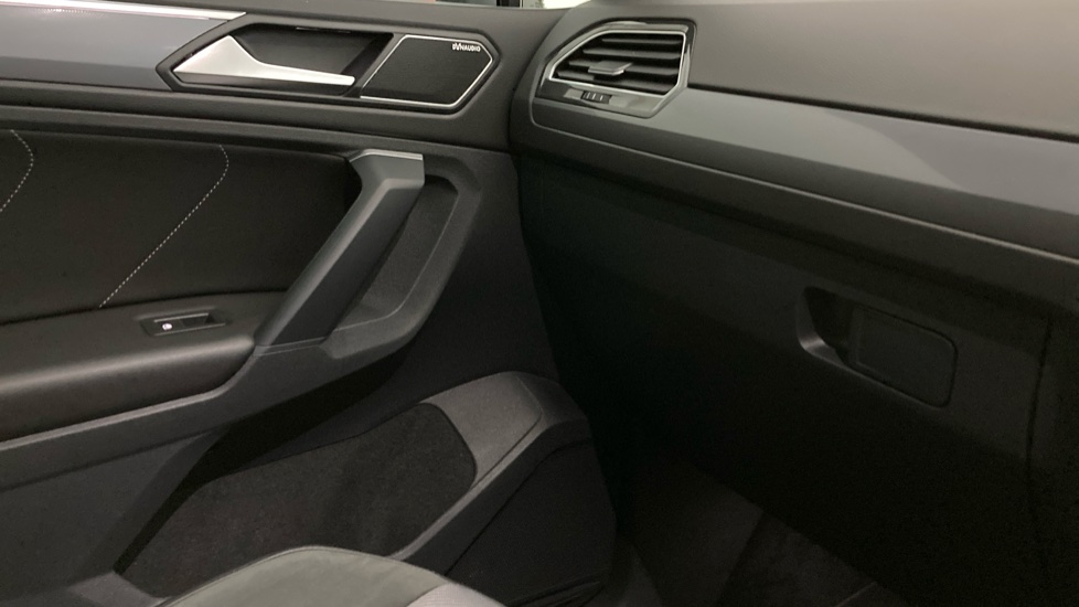 Volkswagen Tiguan 2.0 TDi 150 4Motion R-Line Tech 5dr Diesel Estate - Image 40