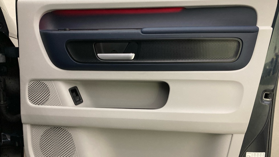 Volkswagen ID. Buzz 150kW Style Pro 77kWh 5dr Auto Electric Estate - Image 19