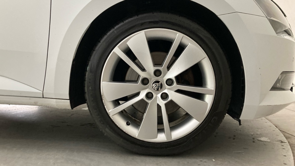 Skoda Superb 1.5 TSI SE L Executive 5dr DSG Petrol Hatchback - Image 5
