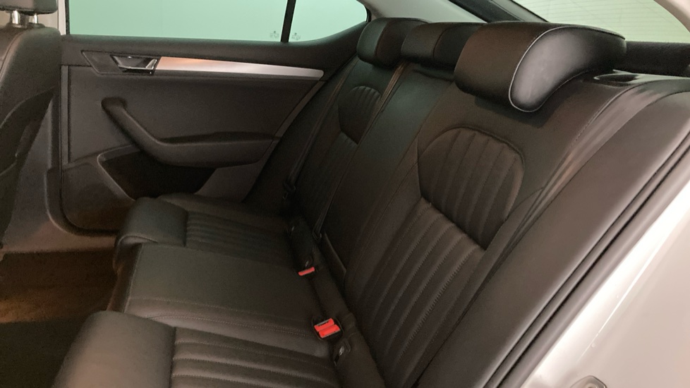 Skoda Superb 1.5 TSI SE L Executive 5dr DSG Petrol Hatchback - Image 16