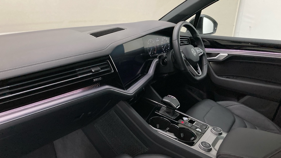 Volkswagen Touareg 3.0 V6 TDI 4Motion 231 Black Edition 5dr Tip Auto Diesel Estate - Image 2