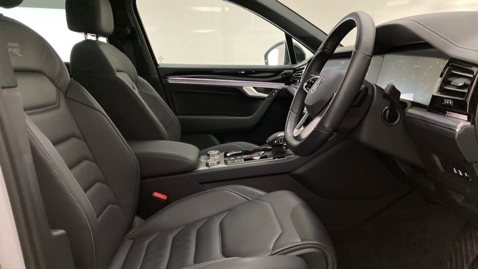 Volkswagen Touareg 3.0 V6 TDI 4Motion 231 Black Edition 5dr Tip Auto Diesel Estate - Image 15