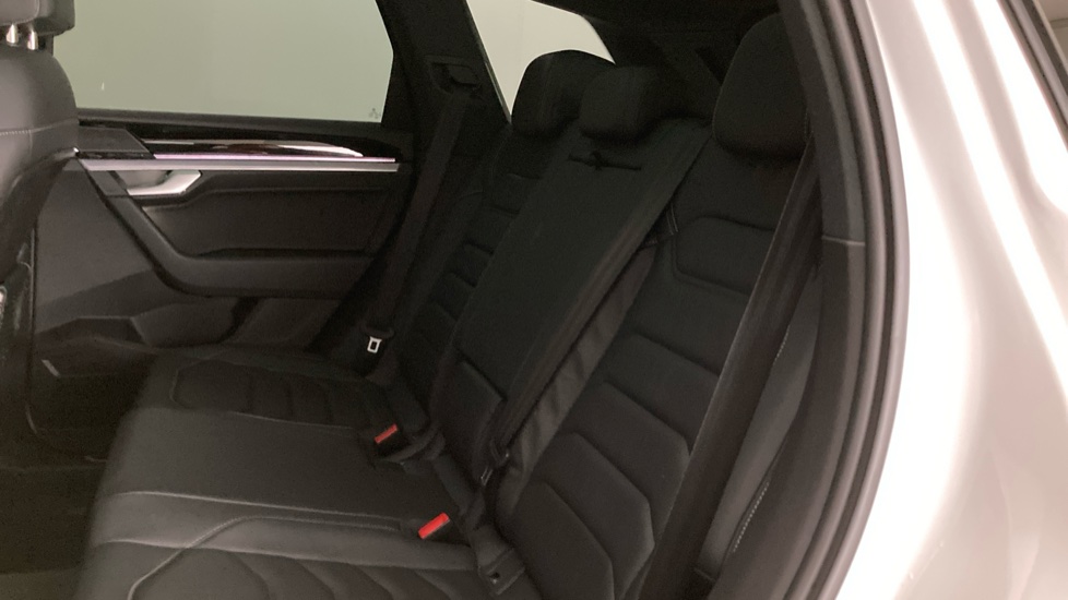 Volkswagen Touareg 3.0 V6 TDI 4Motion 231 Black Edition 5dr Tip Auto Diesel Estate - Image 16