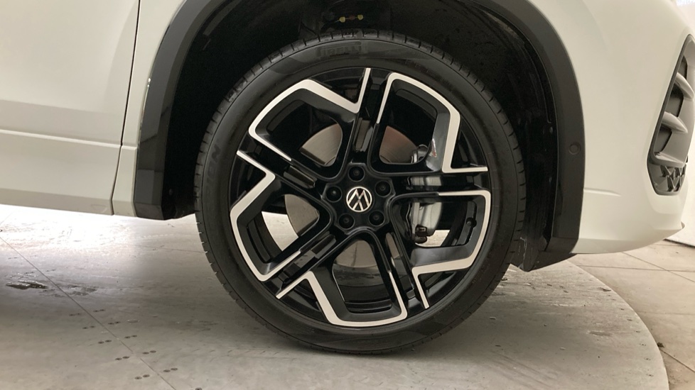 Volkswagen Tayron 1.5 eTSI R-Line 5dr DSG7 [7 Seat] Petrol Estate - Image 5