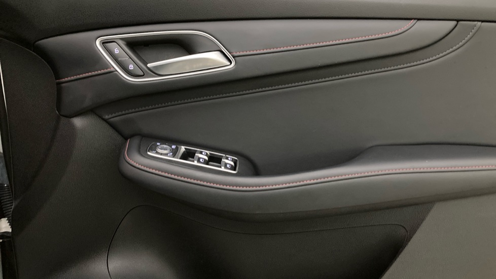 MG HS 1.5 T-GDI Excite 5dr DCT Petrol Hatchback - Image 19