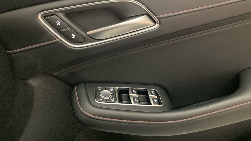 MG HS 1.5 T-GDI Excite 5dr DCT Petrol Hatchback - Image 32