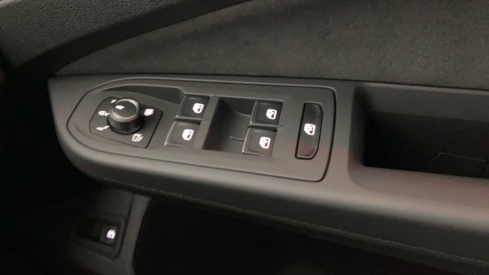 Volkswagen Golf 1.5 TSI 272 GTE eHybrid 5dr DSG Hatchback - Image 31