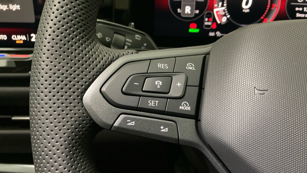Volkswagen T-Roc 1.5 eTSI 150 R-Line 5dr DSG Petrol Hatchback - Image 17