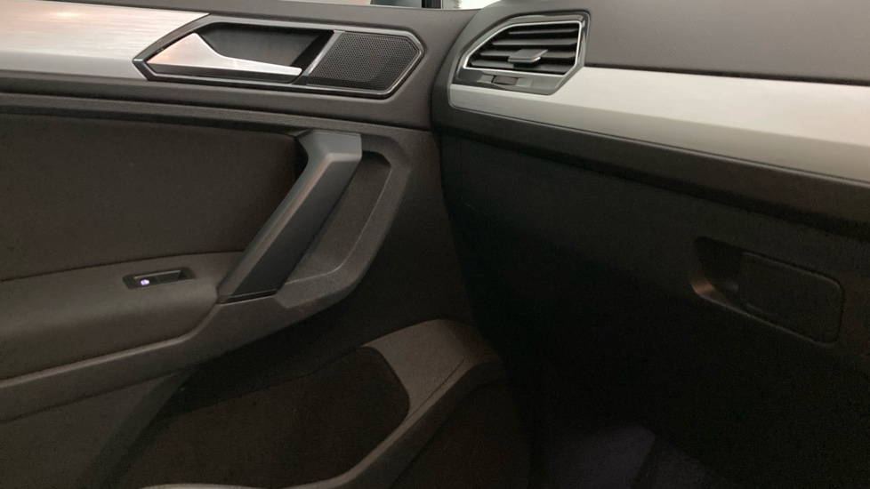 Volkswagen Tiguan 1.4 TSi 125 SE Nav 5dr Petrol Estate - Image 31