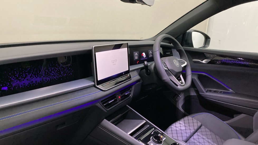 Volkswagen Tayron 1.5 TSI eHybrid R-Line 5dr DSG6 Estate - Image 2