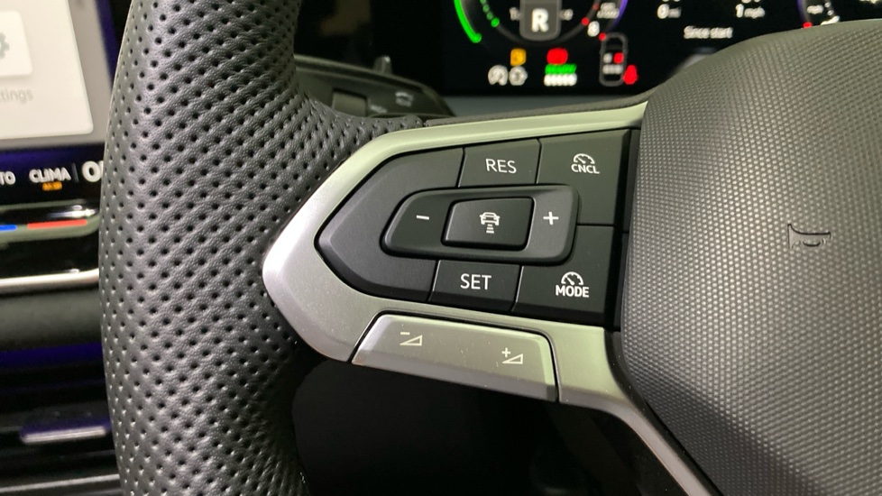 Volkswagen Tayron 1.5 TSI eHybrid R-Line 5dr DSG6 Estate - Image 17