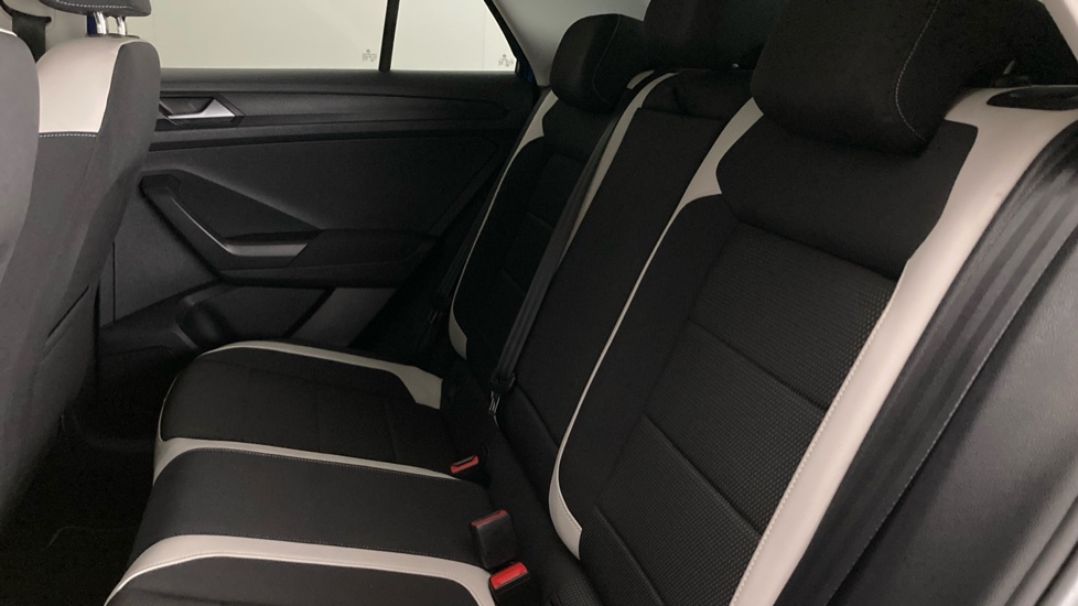 Volkswagen T-Roc 1.5 TSI EVO SEL 5dr DSG Petrol Hatchback - Image 16