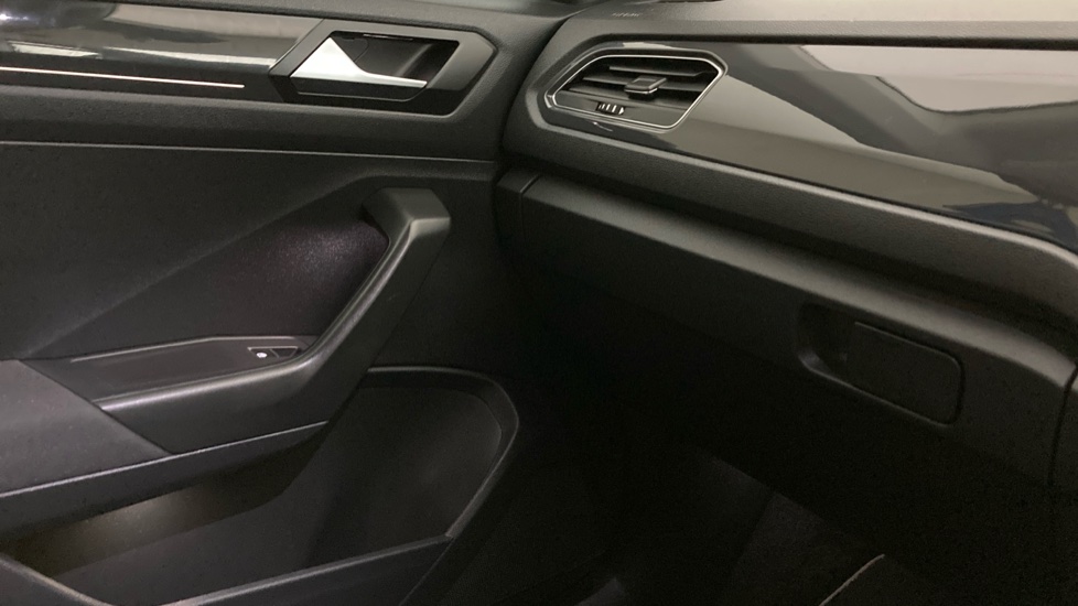 Volkswagen T-Roc 1.5 TSI EVO SEL 5dr DSG Petrol Hatchback - Image 31