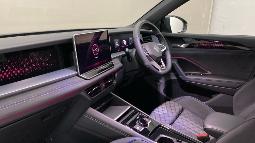 Volkswagen Tayron 1.5 TSI eHybrid 272 R-Line 5dr DSG6 Estate - Image 2