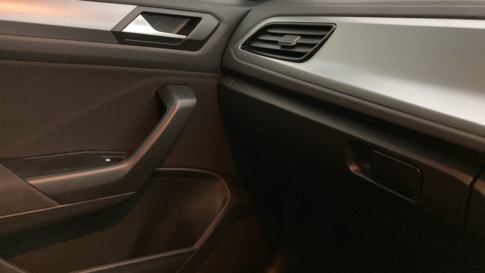 Volkswagen T-Roc 1.5 TSI Life 5dr Petrol Hatchback - Image 30