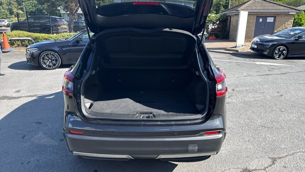 Nissan Qashqai 1.3 DiG-T N-Connecta 5dr Petrol Hatchback - Image 4