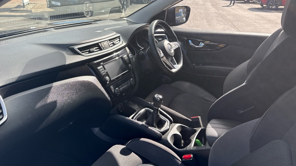 Nissan Qashqai 1.3 DiG-T N-Connecta 5dr Petrol Hatchback - Image 9