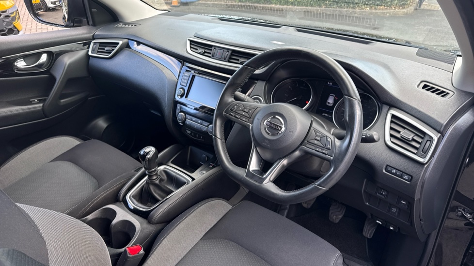 Nissan Qashqai 1.3 DiG-T N-Connecta 5dr Petrol Hatchback - Image 11